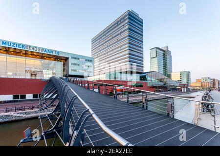 Muziekgebouw aan 't IJ Konzertsaal für klassische Musik & Mövenpick Hotel A, Amsterdam, Niederlande Stockfoto