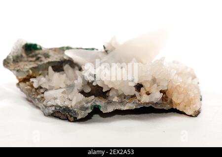 Kalkkristall-Mineralprobe, Seltene Erden-Mineralien Stockfoto