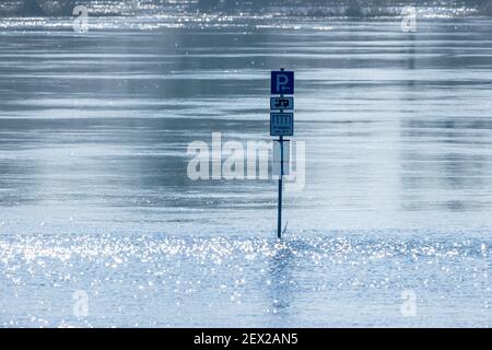 Darchau, Deutschland. März 2021, 02nd. Ein Verkehrsschild für die Parkordnung am Fähranleger an der Elbe ist unter Wasser. Auch wenn die Elbe ihre Ufer überflutet hat, können Fährschiffe auf dem ehemaligen innerdeutschen Grenzfluss noch ohne größere Probleme zwischen West- und Ostufer fahren. Quelle: Jens Büttner/dpa-Zentralbild/ZB/dpa/Alamy Live News Stockfoto
