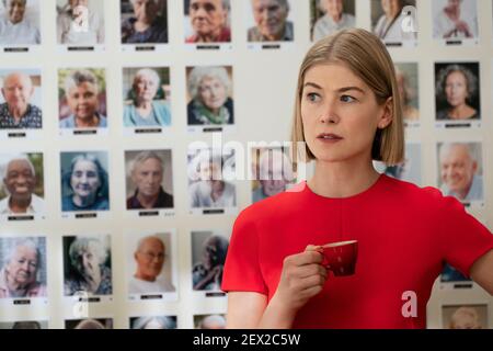 I Care A Lot (2020) Regie J Blakeson und mit Rosamund Pike als Marla Grayson, einer verdrehten Vormund, die die Ersparnisse ihrer älteren Stationen entzieht, aber ihr Spiel trifft, als eine Frau, die versucht zu betrügen, sich als mehr herausstellt, als sie zuerst erscheint. Stockfoto