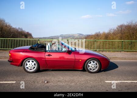 1990 90s Porsche 944 S2 Cabrio 2969cc rot; Cabrio, Cabriolet, Cabriolet, Cabriolet, Cabriolet, Cabriolet, Drop-Tops, 1990s Sportwagen, Roadster, Cabriolet Fahren in Großbritannien Stockfoto