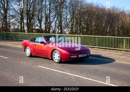 1990 90s Porsche 944 S2 Cabrio 2969cc rot; Cabrio, Cabriolet, Cabriolet, Cabriolet, Cabriolet, Cabriolet, Drop-Tops, 1990s Sportwagen, Roadster, Cabriolet Fahren in Großbritannien Stockfoto