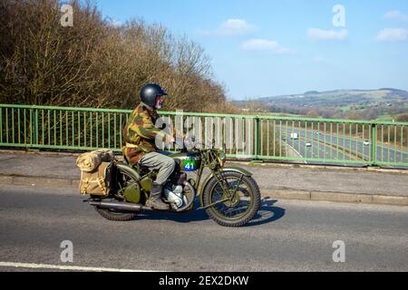 1949 40s vierziger Jahre grün BSA 500cc Motorradfahrer; zweirädriger Transport, Motorräder, klassisches britisches Fahrzeug auf britischen Straßen, Motorräder, Motorradfahrer, die in Manchester, Großbritannien, unterwegs sind Stockfoto