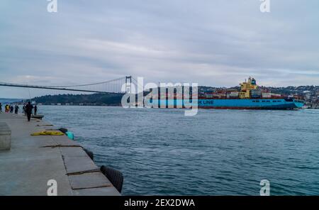 Bebek, Istanbul, Türkei - 19. Februar 2021 - großes Maersk Containerschiff auf dem Bosporus mit Fatih Sultan Mehmet Brücke im Hintergrund Stockfoto