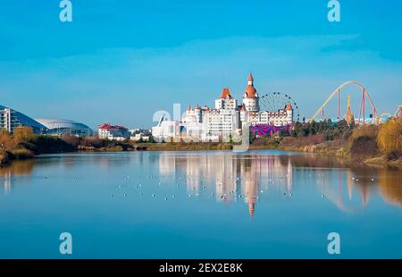 Russland - Januar 1 , 2021-Hotel im Stil der mittelalterlichen Burg Bogatyr in Sotschi Park. Stockfoto