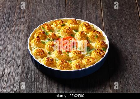 Fischkuchen, Fischkuchen, mit weißem Fisch pochiert in einer weißen Sauce und gekrönt mit Kartoffelpüree, britische Küche Stockfoto