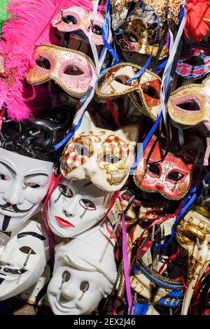 Rack von verschiedenen Arten von venezianischen Maskenmasken, Karnevalsmasken auf Verkauf in Venedig, Italien Stockfoto