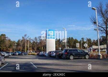 Augusta, GA USA - 01 30 21: Honda Autohaus Parkplatz Straßenschild entfernt Stockfoto