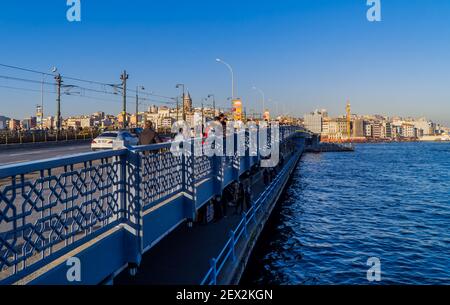 Istanbul, Türkei - 1. Februar 2021 - Boote und Menschen auf dem Bosporus auf dem Pier von Eminönü Stockfoto