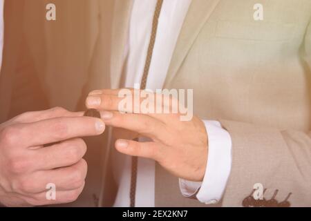 Junge glücklich Gay paar heiraten in Kirche. Liebe und Romantik. Gutaussehende Männer in Anzügen. Stockfoto