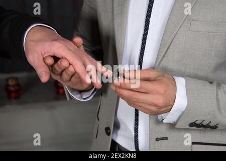 Junge glücklich Gay paar heiraten in Kirche. Liebe und Romantik. Gutaussehende Männer in Anzügen. Stockfoto