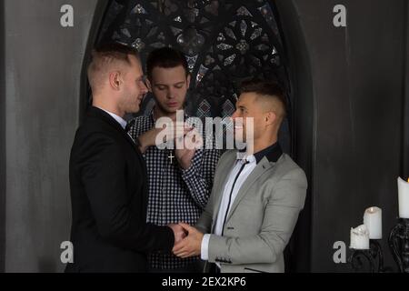 Junge glücklich Gay paar heiraten in Kirche. Liebe und Romantik. Gutaussehende Männer. Stockfoto