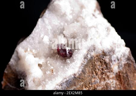 Rubinrot Zinnober mineralische Kristalle in der Herstellung verwendet Stockfoto