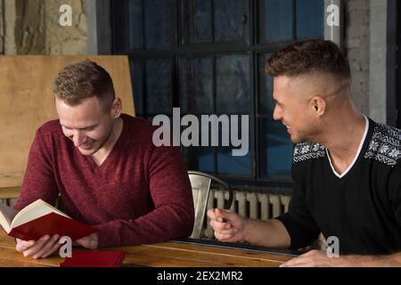Eine junge Gruppe von Geschäftsleuten diskutiert über Arbeit. Studien- und Arbeitsprobleme. Stockfoto
