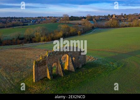 Rousham Folly und Kirchturm aston Village aus der Luft, Oxfordshire Stockfoto