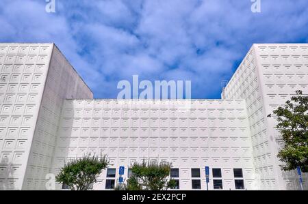 Weißes modernes medizinisches Gebäude außen in La Jolla San Diego Kalifornien, Blick nach oben, mit blauem Himmel und Wolken, geometrisches Büro Stockfoto