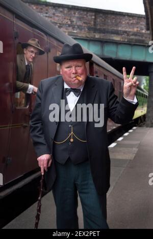 Winston Churchill sieht aus wie bei Re-enactment Steam Railway Wochenende in Quorn Station, Great Central Railway, Leicestershire, England Stockfoto