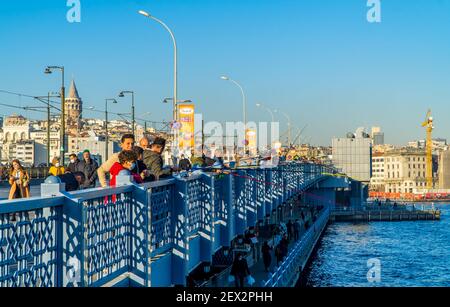 Istanbul, Türkei - 1. Februar 2021 - Boote und Menschen auf dem Bosporus auf dem Pier von Eminönü Stockfoto