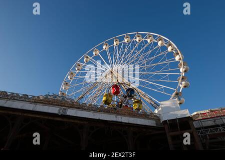 Big Wheel, Blackpool Central Pier. Blick vom Strand unten mit klarem blauen Himmel. Stockfoto