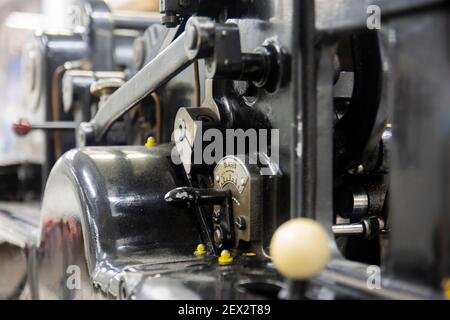 Heidelberg Zylinder Druck- und Stanzmaschine. Verschiedene Winkel und nah an den Teilen. Stockfoto