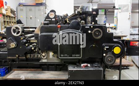 Heidelberg Zylinder Druck- und Stanzmaschine. Verschiedene Winkel und nah an den Teilen. Stockfoto