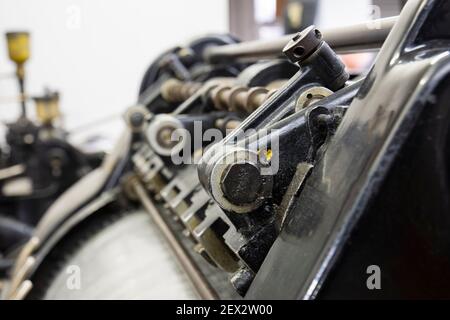 Heidelberg Zylinder Druck- und Stanzmaschine. Verschiedene Winkel und nah an den Teilen. Stockfoto