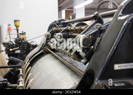 Heidelberg Zylinder Druck- und Stanzmaschine. Verschiedene Winkel und nah an den Teilen. Stockfoto