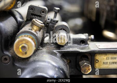 Heidelberg Zylinder Druck- und Stanzmaschine. Verschiedene Winkel und nah an den Teilen. Stockfoto