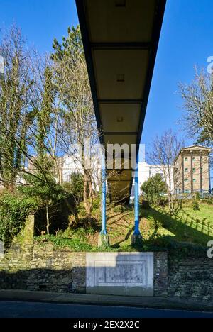 Fußgängerbrücke zum Isle of man Museum in Douglas von unten betrachtet Stockfoto