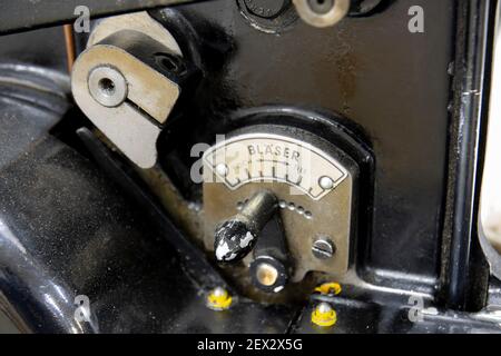 Heidelberg Zylinder Druck- und Stanzmaschine. Verschiedene Winkel und nah an den Teilen. Stockfoto