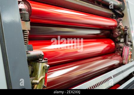 Farbe und glänzende Walzen von Offset-Druckmaschine. Offset-Farbe. Magenta Stockfoto