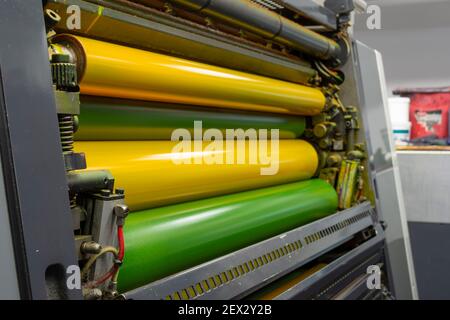 Farbe und glänzende Walzen von Offset-Druckmaschine. Offset-Farbe. Gelb Stockfoto