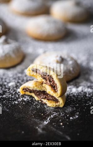 Kekse mit Schokoladencreme. Süße Kekse auf schwarzem Tisch. Stockfoto