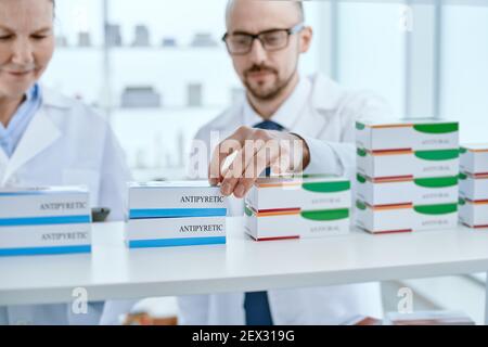Apothekerin und ihre Assistentin diskutieren eine Online-Bestellung . Stockfoto