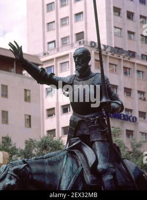 ALLE DEL MONUMENTO A CERVANTES SITUADO EN PLAZA DE ESPAÑA DESDE 1960 CON MOTIVO DEL TERCER ANIVERSARIO DE LA MUERTE DEL ESCRITOR. AUTOR: COULLAUT VALERA LORENZO. Lage: España Square. MADRID. SPANIEN. MIGUEL DE CERVANTES. QUIJADA LUIS DE DON QUIJOTE. Rocinante. Stockfoto