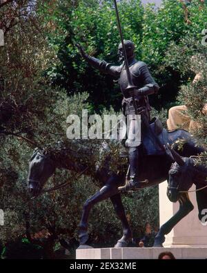 ALLE DEL MONUMENTO A CERVANTES SITUADO EN PLAZA DE ESPAÑA DESDE 1960 CON MOTIVO DEL TERCER ANIVERSARIO DE LA MUERTE DEL ESCRITOR. AUTOR: COULLAUT VALERA LORENZO. Lage: España Square. MADRID. SPANIEN. MIGUEL DE CERVANTES. QUIJADA LUIS DE DON QUIJOTE. Rocinante. Stockfoto