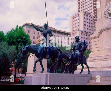 MONUMENTO A CERVANTES SITUADO EN PLAZA DE ESPAÑA DESDE 1960 AUNQUE SE COMENZO EN 1928 CON MOTIVO DEL TERCER ANIVERSARIO DE LA MUERTE DE. AUTOR: COULLAUT VALERA LORENZO. Lage: España Square. MADRID. SPANIEN. MIGUEL DE CERVANTES. QUIJADA LUIS DE DON QUIJOTE. SANCHO PANZA. Rocinante. Stockfoto