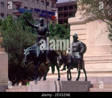 MONUMENTO A CERVANTES SITUADO EN PLAZA DE ESPAÑA DESDE 1960 AUNQUE SE COMENZO EN 1928 CON MOTIVO DEL TERCER ANIVERSARIO DE LA MUERTE DE. AUTOR: COULLAUT VALERA LORENZO. Lage: España Square. MADRID. SPANIEN. MIGUEL DE CERVANTES. QUIJADA LUIS DE DON QUIJOTE. SANCHO PANZA. Rocinante. Stockfoto