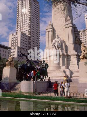 MONUMENTO A CERVANTES SITUADO EN PLAZA DE ESPAÑA DESDE 1960 AUNQUE SE COMENZO EN 1928 CON MOTIVO DEL TERCER ANIVERSARIO DE LA MUERTE DE. AUTOR: COULLAUT VALERA LORENZO. Lage: España Square. MADRID. SPANIEN. MIGUEL DE CERVANTES. DON QUIJOTE. SANCHO PANZA. Stockfoto