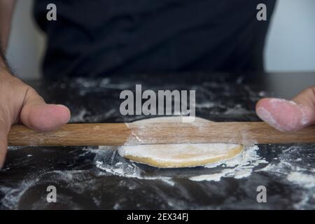 Teig zu Hause Rollen, Teig manuell für Lasagne Rollen Stockfoto