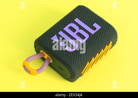 Kiew, Ukraine. März 3, 2020. JBL GO 3 akustischer Musiklautsprecher. Dunkler rechteckiger Musikwiedergabe-Lautsprecher mit violettem JBL Schriftzug auf gelbem Hintergrund. Stockfoto