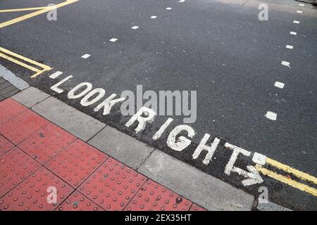London Fußgängerschild - Schauen Sie direkt auf eine Fußgängerüberführung. Verkehrswarnung. Stockfoto