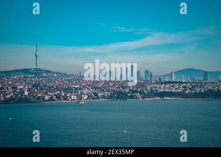 Istanbul, Türkei - 2. Februar 2021 - wunderschöne Panorama-Luftaufnahme der Skylines der asiatischen und europäischen Seiten Istanbuls mit dem Bosporus S Stockfoto