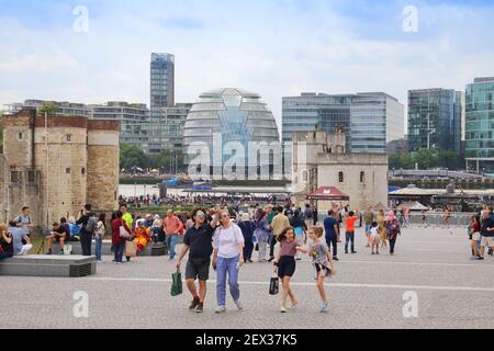 LONDON, Großbritannien - 13. JULI 2019: Touristen besuchen Petty Wales in London. Das abgerundete Gebäude im Hintergrund ist Greater London Authority (The City Hall). Stockfoto