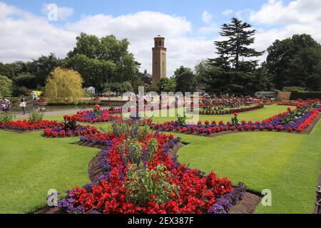 KEW, UK - 15. JULI 2019: die Menschen besuchen den Kew Gardens in London. Royal Botanic Gardens sind als UNESCO-Welterbe. Stockfoto