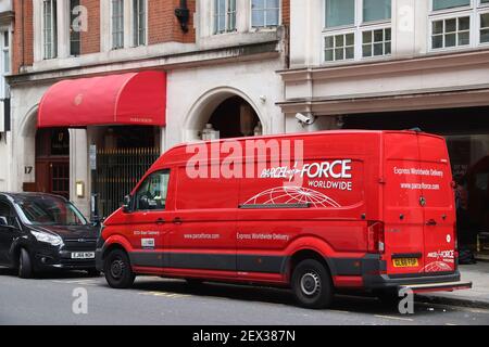 LONDON, UK - 15. JULI 2019: Paketdienst Volkswagen Crafter in London, UK. Paketforce ist Teil der Royal Mail Gruppe. Stockfoto