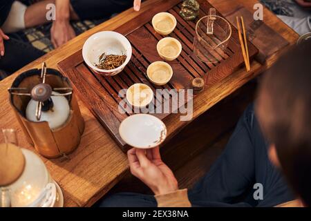 Junger Mann und Frau bei einer Teezeremonie im Café Stockfoto