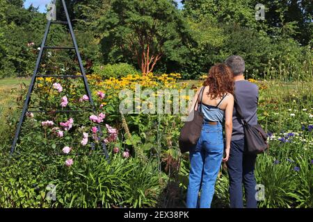 KEW, UK - 15. JULI 2019: die Menschen besuchen den Kew Gardens in London. Royal Botanic Gardens sind als UNESCO-Welterbe. Stockfoto