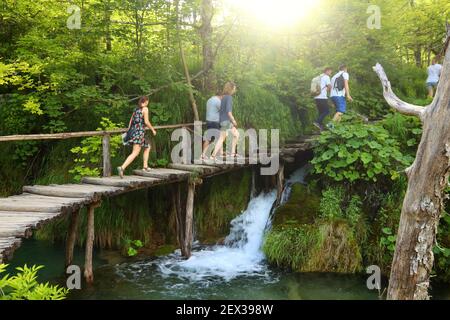 PLITVICE, KROATIEN - 15. JUNI 2019: Die Menschen besuchen den Nationalpark Plitvicer Seen (Plitvicka Jezera) in Kroatien. Plitvice ist der beliebteste Nationalpark Stockfoto