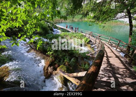 PLITVICE, KROATIEN - 15. JUNI 2019: Die Menschen besuchen den Nationalpark Plitvicer Seen (Plitvicka Jezera) in Kroatien. Plitvice ist der beliebteste Nationalpark Stockfoto